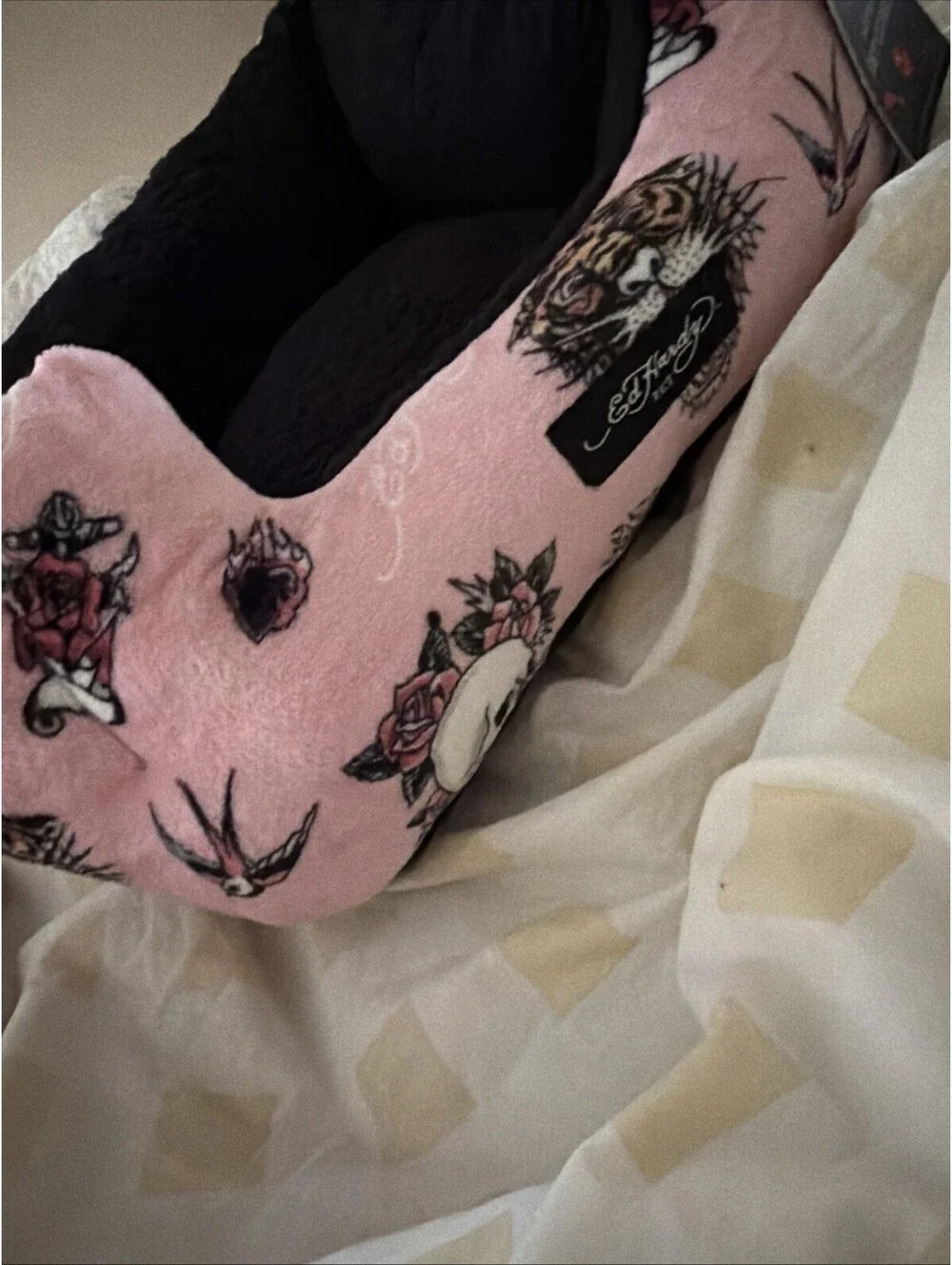 NWT Ed Hardy Pet Bed Pink Skull Rose Tattoo Plush Cuddler Cat Small Dog 20x16in